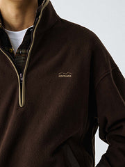 製品画像
"ハーフジップスタンドカラーフリーススウェット、シンプルな配色デザイン、胸元の刺繍がアクセント、スタンドカラーとハーフジップ仕様で快適な着心地、通気性に優れたポリエステルとナイロン混紡素材"
詳細画像
"ハーフジップスタンドカラーフリーススウェットのディテール、胸元の刺繍デザイン、ポケット付き、シンプルでモダンな配色、秋冬に最適な素材感"