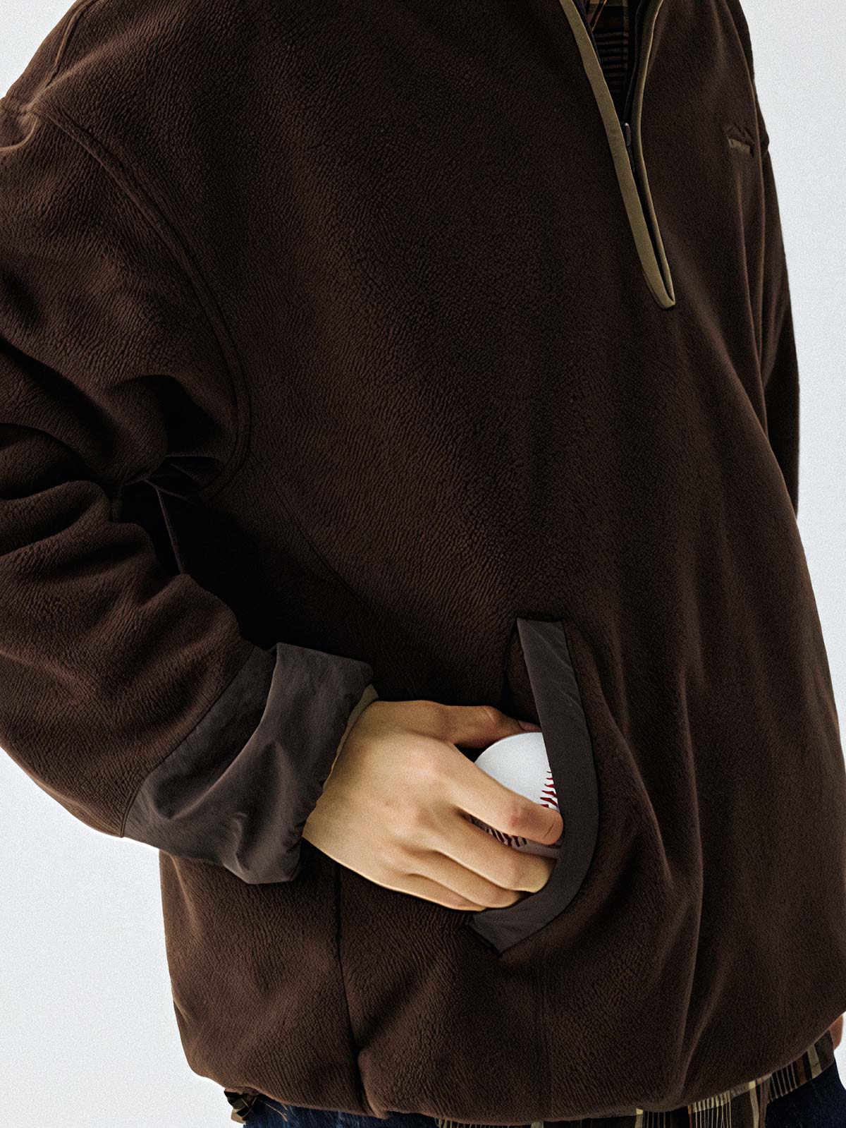 製品画像
"ハーフジップスタンドカラーフリーススウェット、シンプルな配色デザイン、胸元の刺繍がアクセント、スタンドカラーとハーフジップ仕様で快適な着心地、通気性に優れたポリエステルとナイロン混紡素材"
詳細画像
"ハーフジップスタンドカラーフリーススウェットのディテール、胸元の刺繍デザイン、ポケット付き、シンプルでモダンな配色、秋冬に最適な素材感"