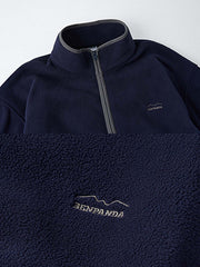 製品画像
"ハーフジップスタンドカラーフリーススウェット、シンプルな配色デザイン、胸元の刺繍がアクセント、スタンドカラーとハーフジップ仕様で快適な着心地、通気性に優れたポリエステルとナイロン混紡素材"
詳細画像
"ハーフジップスタンドカラーフリーススウェットのディテール、胸元の刺繍デザイン、ポケット付き、シンプルでモダンな配色、秋冬に最適な素材感"