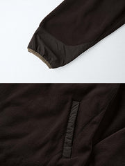 製品画像
"ハーフジップスタンドカラーフリーススウェット、シンプルな配色デザイン、胸元の刺繍がアクセント、スタンドカラーとハーフジップ仕様で快適な着心地、通気性に優れたポリエステルとナイロン混紡素材"
詳細画像
"ハーフジップスタンドカラーフリーススウェットのディテール、胸元の刺繍デザイン、ポケット付き、シンプルでモダンな配色、秋冬に最適な素材感"