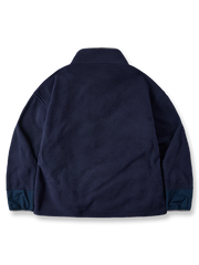 製品画像
"ハーフジップスタンドカラーフリーススウェット、シンプルな配色デザイン、胸元の刺繍がアクセント、スタンドカラーとハーフジップ仕様で快適な着心地、通気性に優れたポリエステルとナイロン混紡素材"
詳細画像
"ハーフジップスタンドカラーフリーススウェットのディテール、胸元の刺繍デザイン、ポケット付き、シンプルでモダンな配色、秋冬に最適な素材感"