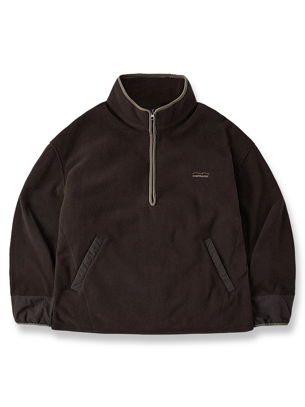 製品画像
"ハーフジップスタンドカラーフリーススウェット、シンプルな配色デザイン、胸元の刺繍がアクセント、スタンドカラーとハーフジップ仕様で快適な着心地、通気性に優れたポリエステルとナイロン混紡素材"
詳細画像
"ハーフジップスタンドカラーフリーススウェットのディテール、胸元の刺繍デザイン、ポケット付き、シンプルでモダンな配色、秋冬に最適な素材感"