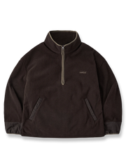 製品画像
"ハーフジップスタンドカラーフリーススウェット、シンプルな配色デザイン、胸元の刺繍がアクセント、スタンドカラーとハーフジップ仕様で快適な着心地、通気性に優れたポリエステルとナイロン混紡素材"
詳細画像
"ハーフジップスタンドカラーフリーススウェットのディテール、胸元の刺繍デザイン、ポケット付き、シンプルでモダンな配色、秋冬に最適な素材感"