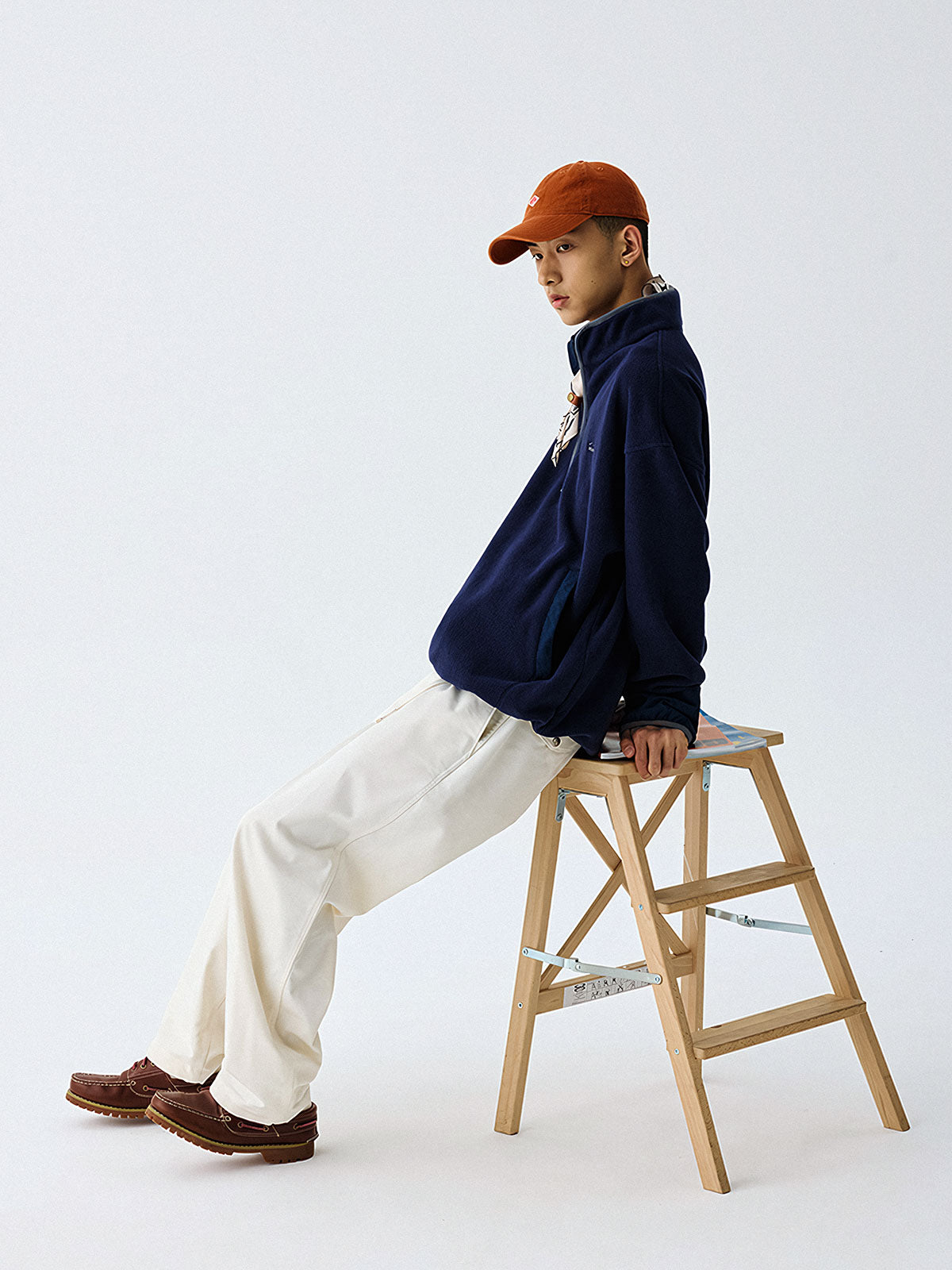 詳細画像
"ハーフジップスタンドカラーフリーススウェットのディテール、胸元の刺繍デザイン、ポケット付き、シンプルでモダンな配色、秋冬に最適な素材感"
モデル画像
"モデル着用 ハーフジップスタンドカラーフリーススウェット、スタイリッシュで都会的なデザイン、シンプルな無地と配色デザインが魅力的"