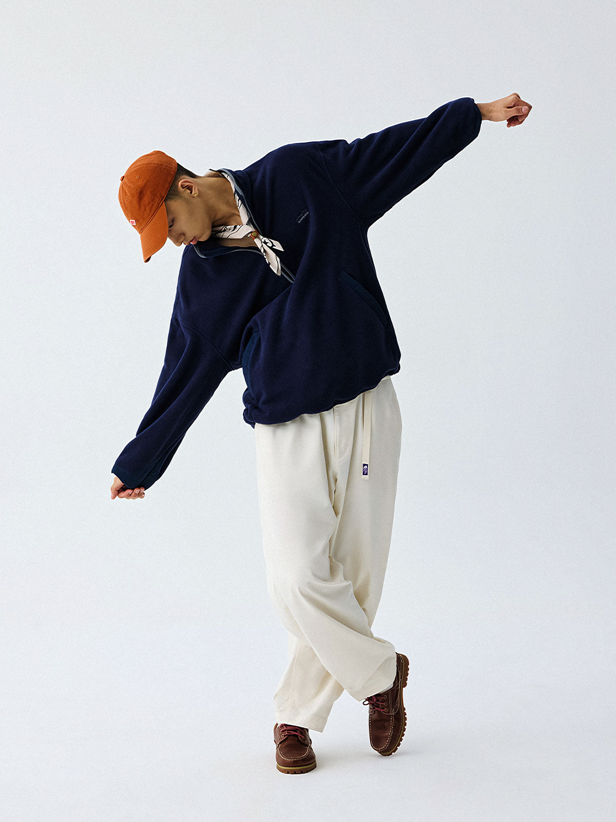 詳細画像
"ハーフジップスタンドカラーフリーススウェットのディテール、胸元の刺繍デザイン、ポケット付き、シンプルでモダンな配色、秋冬に最適な素材感"
モデル画像
"モデル着用 ハーフジップスタンドカラーフリーススウェット、スタイリッシュで都会的なデザイン、シンプルな無地と配色デザインが魅力的"