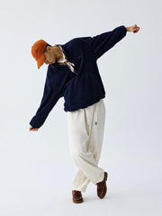 詳細画像
"ハーフジップスタンドカラーフリーススウェットのディテール、胸元の刺繍デザイン、ポケット付き、シンプルでモダンな配色、秋冬に最適な素材感"
モデル画像
"モデル着用 ハーフジップスタンドカラーフリーススウェット、スタイリッシュで都会的なデザイン、シンプルな無地と配色デザインが魅力的"