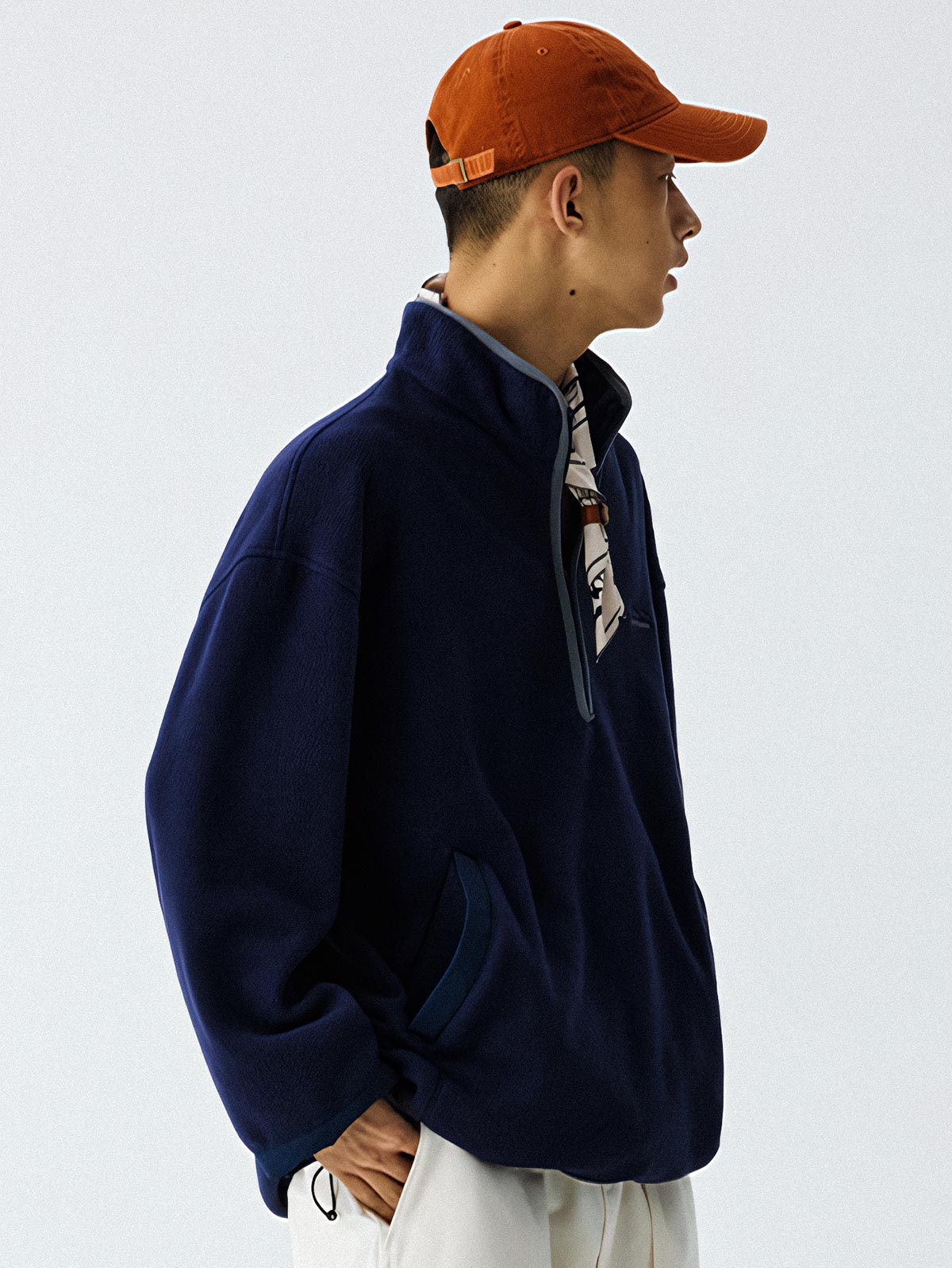 詳細画像
"ハーフジップスタンドカラーフリーススウェットのディテール、胸元の刺繍デザイン、ポケット付き、シンプルでモダンな配色、秋冬に最適な素材感"
モデル画像
"モデル着用 ハーフジップスタンドカラーフリーススウェット、スタイリッシュで都会的なデザイン、シンプルな無地と配色デザインが魅力的"