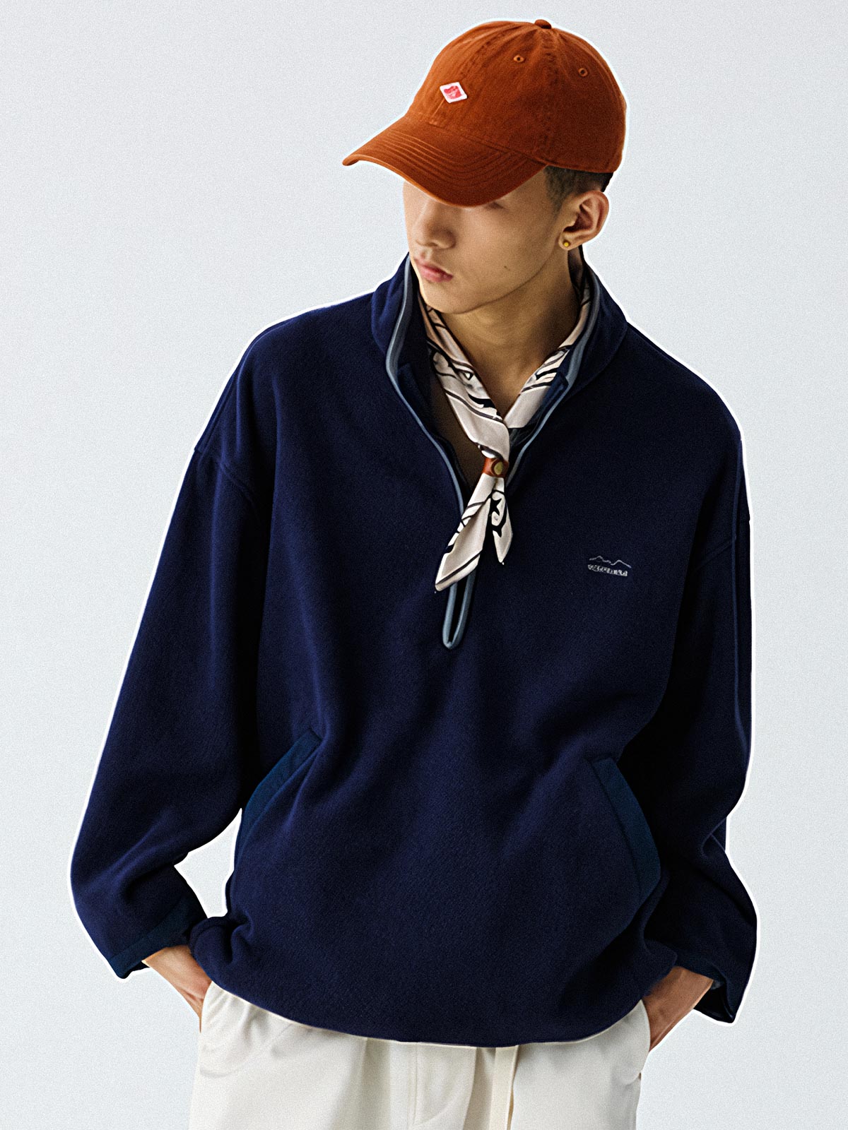 詳細画像
"ハーフジップスタンドカラーフリーススウェットのディテール、胸元の刺繍デザイン、ポケット付き、シンプルでモダンな配色、秋冬に最適な素材感"
モデル画像
"モデル着用 ハーフジップスタンドカラーフリーススウェット、スタイリッシュで都会的なデザイン、シンプルな無地と配色デザインが魅力的"