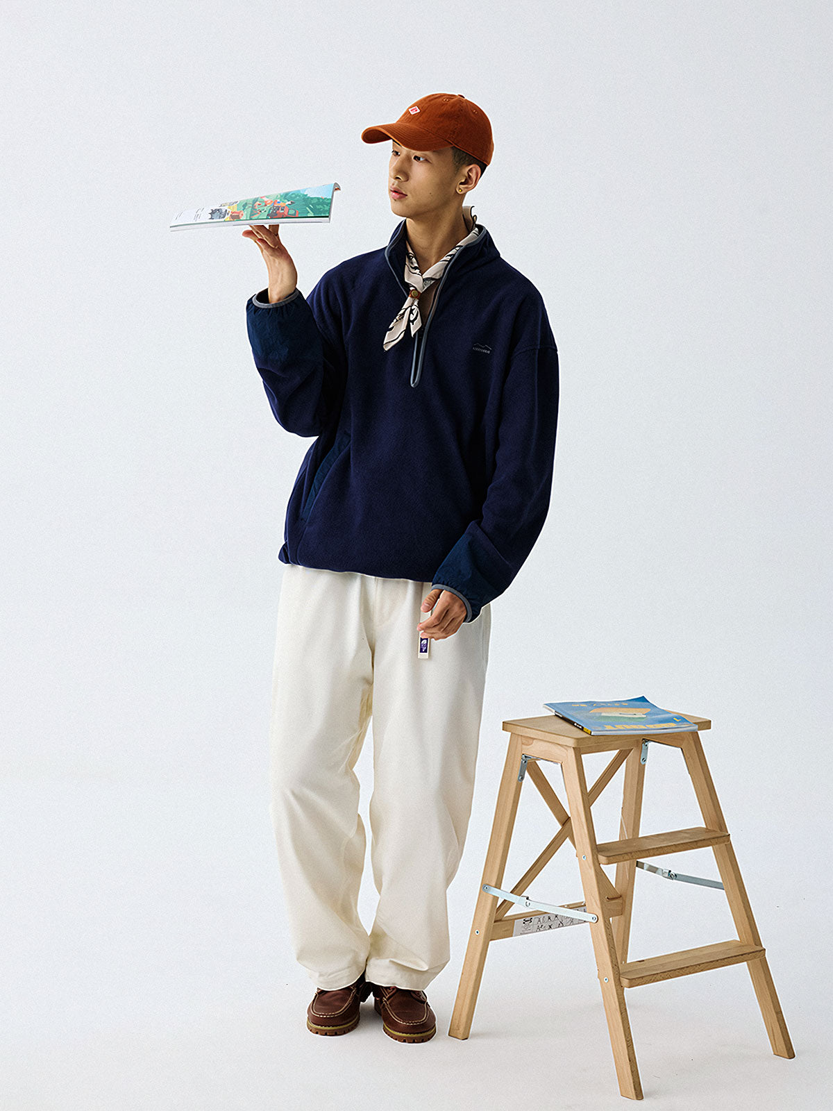 詳細画像
"ハーフジップスタンドカラーフリーススウェットのディテール、胸元の刺繍デザイン、ポケット付き、シンプルでモダンな配色、秋冬に最適な素材感"
モデル画像
"モデル着用 ハーフジップスタンドカラーフリーススウェット、スタイリッシュで都会的なデザイン、シンプルな無地と配色デザインが魅力的"