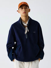 詳細画像
"ハーフジップスタンドカラーフリーススウェットのディテール、胸元の刺繍デザイン、ポケット付き、シンプルでモダンな配色、秋冬に最適な素材感"
モデル画像
"モデル着用 ハーフジップスタンドカラーフリーススウェット、スタイリッシュで都会的なデザイン、シンプルな無地と配色デザインが魅力的"