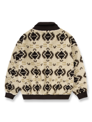 製品画像: 民族風プリントデザインのフリーススウェット。暖かく柔らかな素材が、秋冬のコーディネートにぴったり。サイドポケットが実用性を高め、レトロでアート感のある印象を与えます。
詳細画像: 民族風のプリント柄とサイドポケットのディテール。軽量で柔らかなフリース素材が、優れた保温性を提供し、リラックスした着心地を実現。