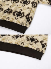 製品画像: 民族風プリントデザインのフリーススウェット。暖かく柔らかな素材が、秋冬のコーディネートにぴったり。サイドポケットが実用性を高め、レトロでアート感のある印象を与えます。
詳細画像: 民族風のプリント柄とサイドポケットのディテール。軽量で柔らかなフリース素材が、優れた保温性を提供し、リラックスした着心地を実現。