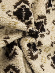 製品画像: 民族風プリントデザインのフリーススウェット。暖かく柔らかな素材が、秋冬のコーディネートにぴったり。サイドポケットが実用性を高め、レトロでアート感のある印象を与えます。
詳細画像: 民族風のプリント柄とサイドポケットのディテール。軽量で柔らかなフリース素材が、優れた保温性を提供し、リラックスした着心地を実現。