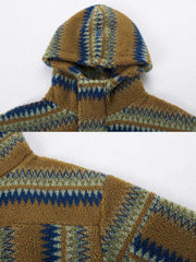 製品画像
ナバホ族の伝統的な柄とストライプデザインが特徴のラムファー裏地付きフードスウェット、100%ポリエステル素材で柔らかく快適な着心地、保温性に優れ、秋冬シーズンに最適な暖かさを提供するユニークな民族風デザイン
詳細画像
ナバホ柄とストライプのコンビネーションデザイン、内側には温かいラムファー素材が使用され、通気性があり快適な着用感を実現、ルーズフィットで動きやすさを確保、秋冬のコーディネートに最適なジャケット