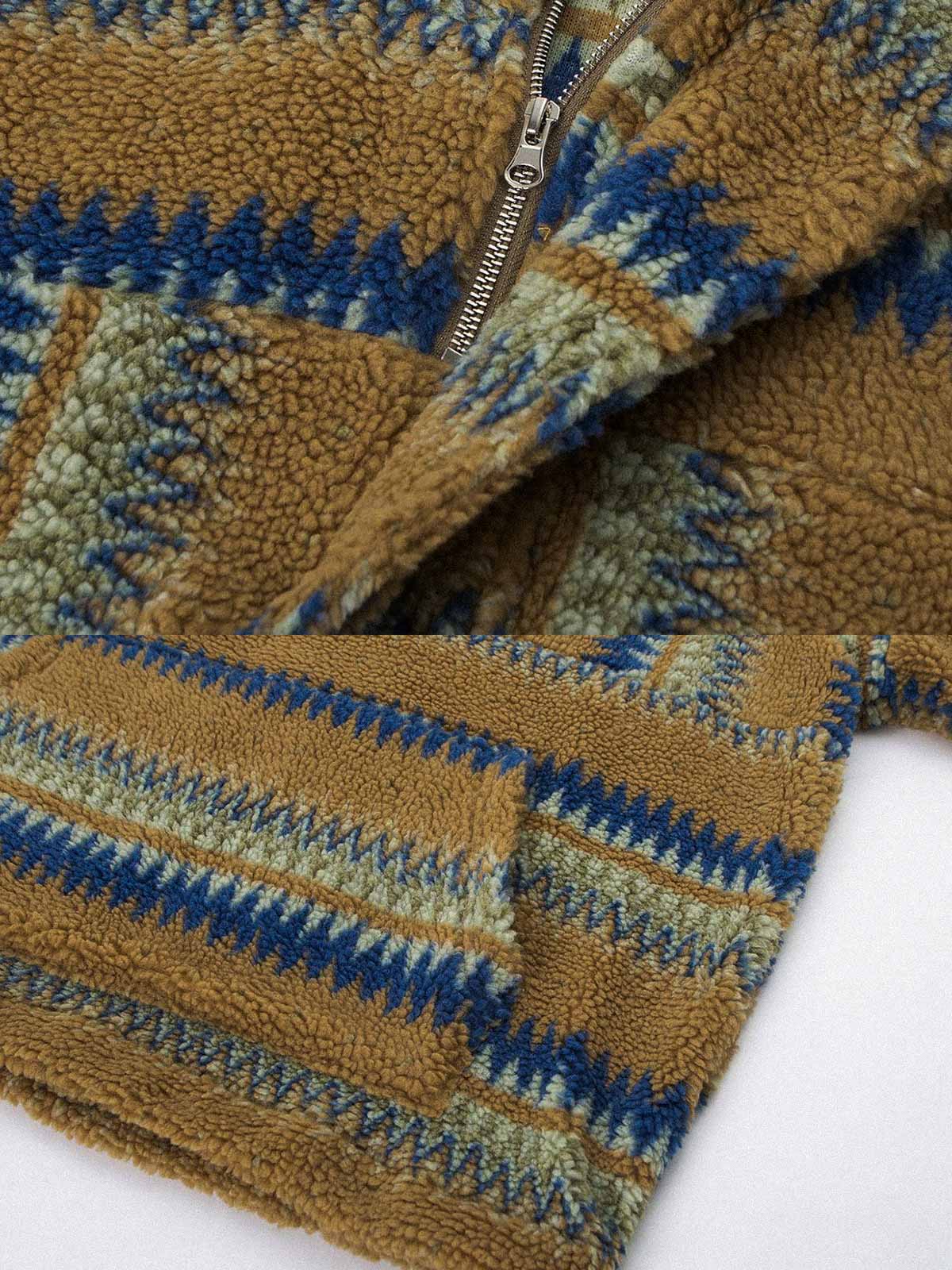 製品画像
ナバホ族の伝統的な柄とストライプデザインが特徴のラムファー裏地付きフードスウェット、100%ポリエステル素材で柔らかく快適な着心地、保温性に優れ、秋冬シーズンに最適な暖かさを提供するユニークな民族風デザイン
詳細画像
ナバホ柄とストライプのコンビネーションデザイン、内側には温かいラムファー素材が使用され、通気性があり快適な着用感を実現、ルーズフィットで動きやすさを確保、秋冬のコーディネートに最適なジャケット