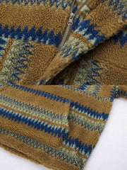 製品画像
ナバホ族の伝統的な柄とストライプデザインが特徴のラムファー裏地付きフードスウェット、100%ポリエステル素材で柔らかく快適な着心地、保温性に優れ、秋冬シーズンに最適な暖かさを提供するユニークな民族風デザイン
詳細画像
ナバホ柄とストライプのコンビネーションデザイン、内側には温かいラムファー素材が使用され、通気性があり快適な着用感を実現、ルーズフィットで動きやすさを確保、秋冬のコーディネートに最適なジャケット