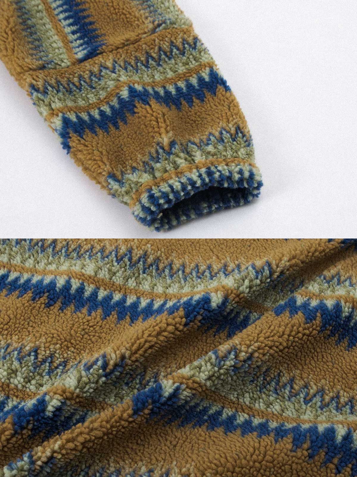 製品画像
ナバホ族の伝統的な柄とストライプデザインが特徴のラムファー裏地付きフードスウェット、100%ポリエステル素材で柔らかく快適な着心地、保温性に優れ、秋冬シーズンに最適な暖かさを提供するユニークな民族風デザイン
詳細画像
ナバホ柄とストライプのコンビネーションデザイン、内側には温かいラムファー素材が使用され、通気性があり快適な着用感を実現、ルーズフィットで動きやすさを確保、秋冬のコーディネートに最適なジャケット