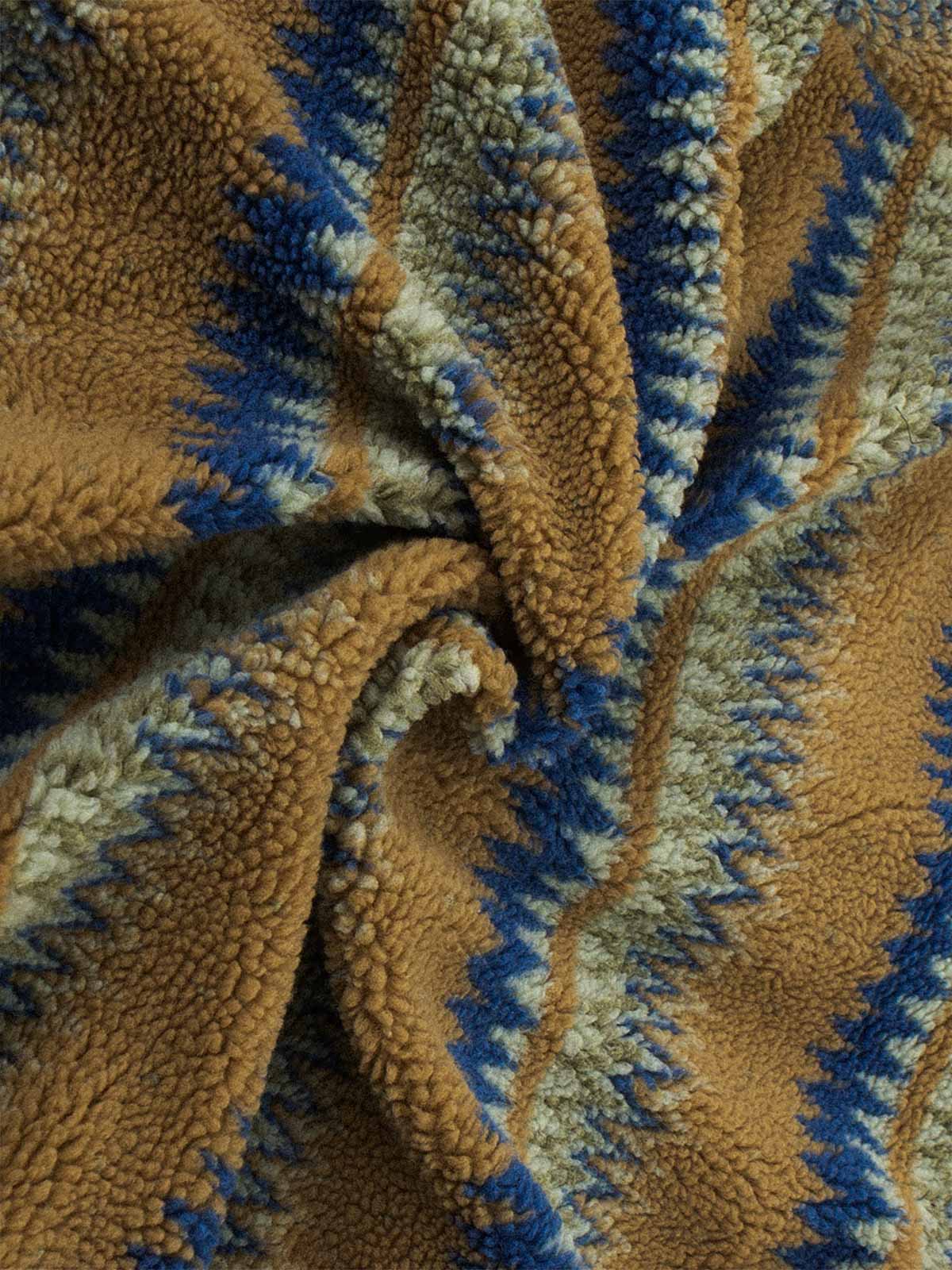 製品画像
ナバホ族の伝統的な柄とストライプデザインが特徴のラムファー裏地付きフードスウェット、100%ポリエステル素材で柔らかく快適な着心地、保温性に優れ、秋冬シーズンに最適な暖かさを提供するユニークな民族風デザイン
詳細画像
ナバホ柄とストライプのコンビネーションデザイン、内側には温かいラムファー素材が使用され、通気性があり快適な着用感を実現、ルーズフィットで動きやすさを確保、秋冬のコーディネートに最適なジャケット