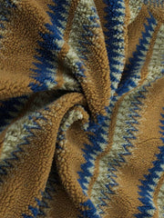 製品画像
ナバホ族の伝統的な柄とストライプデザインが特徴のラムファー裏地付きフードスウェット、100%ポリエステル素材で柔らかく快適な着心地、保温性に優れ、秋冬シーズンに最適な暖かさを提供するユニークな民族風デザイン
詳細画像
ナバホ柄とストライプのコンビネーションデザイン、内側には温かいラムファー素材が使用され、通気性があり快適な着用感を実現、ルーズフィットで動きやすさを確保、秋冬のコーディネートに最適なジャケット