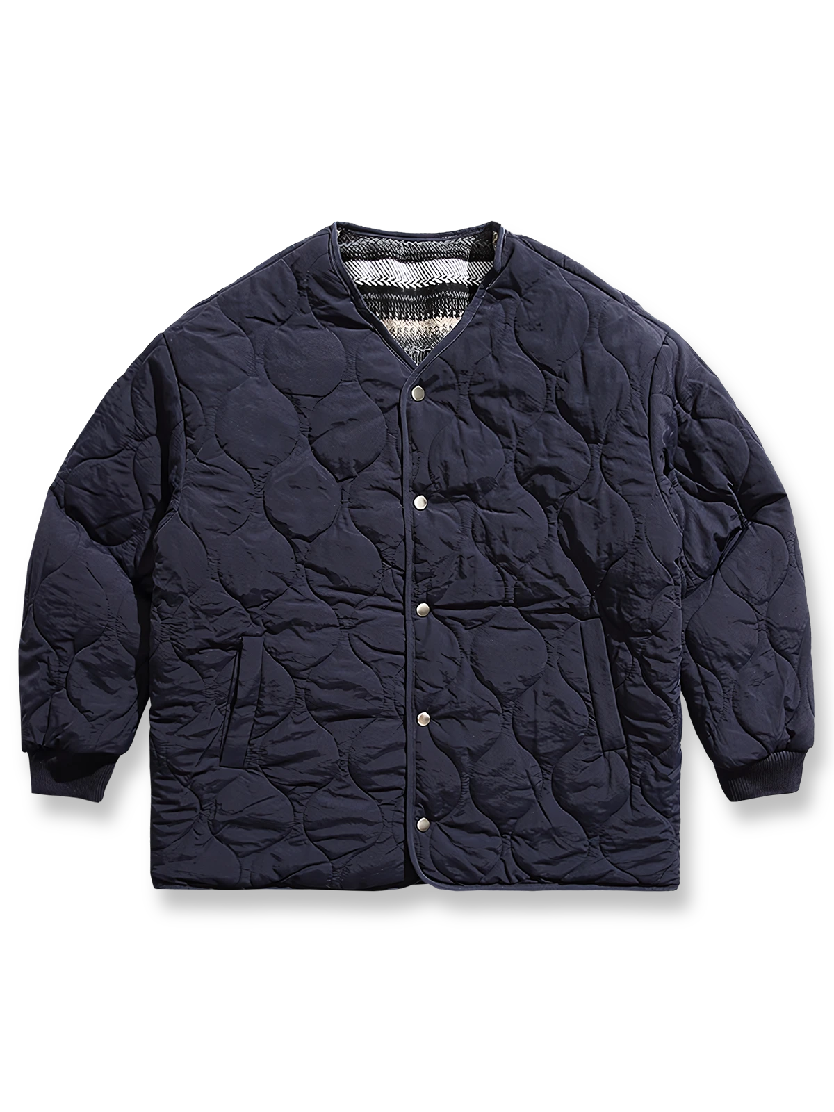 製品画像
リバーシブルウール混中綿ジャケット、化学繊維素材の現代的な表地とナイロン素材の民族的な裏地、ゆったりシルエットで快適な着心地、付属のマフラーが暖かさとデザイン性を提供
詳細画像
リバーシブルデザインのクローズアップ、表地はシンプルで現代的、裏地は民族的な雰囲気を引き立てるナイロン素材、ゆったりシルエットで秋冬シーズンに最適なデザイン