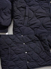 製品画像
リバーシブルウール混中綿ジャケット、化学繊維素材の現代的な表地とナイロン素材の民族的な裏地、ゆったりシルエットで快適な着心地、付属のマフラーが暖かさとデザイン性を提供
詳細画像
リバーシブルデザインのクローズアップ、表地はシンプルで現代的、裏地は民族的な雰囲気を引き立てるナイロン素材、ゆったりシルエットで秋冬シーズンに最適なデザイン