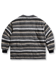 製品画像
リバーシブルウール混中綿ジャケット、化学繊維素材の現代的な表地とナイロン素材の民族的な裏地、ゆったりシルエットで快適な着心地、付属のマフラーが暖かさとデザイン性を提供
詳細画像
リバーシブルデザインのクローズアップ、表地はシンプルで現代的、裏地は民族的な雰囲気を引き立てるナイロン素材、ゆったりシルエットで秋冬シーズンに最適なデザイン