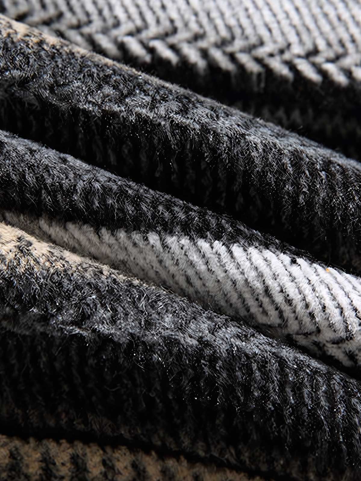 製品画像
リバーシブルウール混中綿ジャケット、化学繊維素材の現代的な表地とナイロン素材の民族的な裏地、ゆったりシルエットで快適な着心地、付属のマフラーが暖かさとデザイン性を提供
詳細画像
リバーシブルデザインのクローズアップ、表地はシンプルで現代的、裏地は民族的な雰囲気を引き立てるナイロン素材、ゆったりシルエットで秋冬シーズンに最適なデザイン