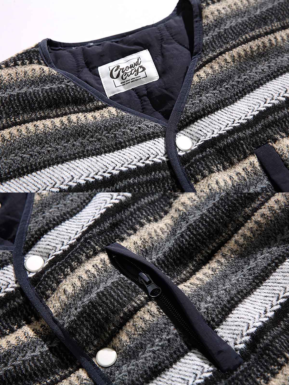 製品画像
リバーシブルウール混中綿ジャケット、化学繊維素材の現代的な表地とナイロン素材の民族的な裏地、ゆったりシルエットで快適な着心地、付属のマフラーが暖かさとデザイン性を提供
詳細画像
リバーシブルデザインのクローズアップ、表地はシンプルで現代的、裏地は民族的な雰囲気を引き立てるナイロン素材、ゆったりシルエットで秋冬シーズンに最適なデザイン