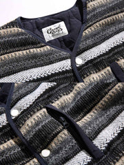 製品画像
リバーシブルウール混中綿ジャケット、化学繊維素材の現代的な表地とナイロン素材の民族的な裏地、ゆったりシルエットで快適な着心地、付属のマフラーが暖かさとデザイン性を提供
詳細画像
リバーシブルデザインのクローズアップ、表地はシンプルで現代的、裏地は民族的な雰囲気を引き立てるナイロン素材、ゆったりシルエットで秋冬シーズンに最適なデザイン