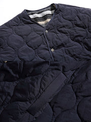 製品画像
リバーシブルウール混中綿ジャケット、化学繊維素材の現代的な表地とナイロン素材の民族的な裏地、ゆったりシルエットで快適な着心地、付属のマフラーが暖かさとデザイン性を提供
詳細画像
リバーシブルデザインのクローズアップ、表地はシンプルで現代的、裏地は民族的な雰囲気を引き立てるナイロン素材、ゆったりシルエットで秋冬シーズンに最適なデザイン