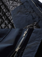 製品画像
牛角ボタン付きのロング丈中綿コート。クラシックなデザインと100%ナイロン素材による防風性が特徴で、高品質な中綿を使用した厚手の防寒コートの全体展示。冬のアウトドアや日常使いに最適。
詳細画像
牛角ボタンのディテールとドローコード付き立ち襟を特写。クラシックな雰囲気を醸し出すボタンデザインと、防寒性を高めるドローコードのディテールが際立つクローズアップ画像。