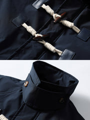 製品画像
牛角ボタン付きのロング丈中綿コート。クラシックなデザインと100%ナイロン素材による防風性が特徴で、高品質な中綿を使用した厚手の防寒コートの全体展示。冬のアウトドアや日常使いに最適。
詳細画像
牛角ボタンのディテールとドローコード付き立ち襟を特写。クラシックな雰囲気を醸し出すボタンデザインと、防寒性を高めるドローコードのディテールが際立つクローズアップ画像。