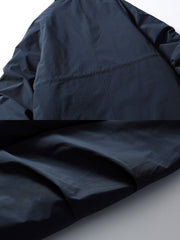 製品画像
牛角ボタン付きのロング丈中綿コート。クラシックなデザインと100%ナイロン素材による防風性が特徴で、高品質な中綿を使用した厚手の防寒コートの全体展示。冬のアウトドアや日常使いに最適。
詳細画像
牛角ボタンのディテールとドローコード付き立ち襟を特写。クラシックな雰囲気を醸し出すボタンデザインと、防寒性を高めるドローコードのディテールが際立つクローズアップ画像。