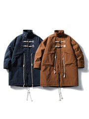 製品画像
牛角ボタン付きのロング丈中綿コート。クラシックなデザインと100%ナイロン素材による防風性が特徴で、高品質な中綿を使用した厚手の防寒コートの全体展示。冬のアウトドアや日常使いに最適。
詳細画像
牛角ボタンのディテールとドローコード付き立ち襟を特写。クラシックな雰囲気を醸し出すボタンデザインと、防寒性を高めるドローコードのディテールが際立つクローズアップ画像。