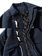 製品画像
牛角ボタン付きのロング丈中綿コート。クラシックなデザインと100%ナイロン素材による防風性が特徴で、高品質な中綿を使用した厚手の防寒コートの全体展示。冬のアウトドアや日常使いに最適。
詳細画像
牛角ボタンのディテールとドローコード付き立ち襟を特写。クラシックな雰囲気を醸し出すボタンデザインと、防寒性を高めるドローコードのディテールが際立つクローズアップ画像。