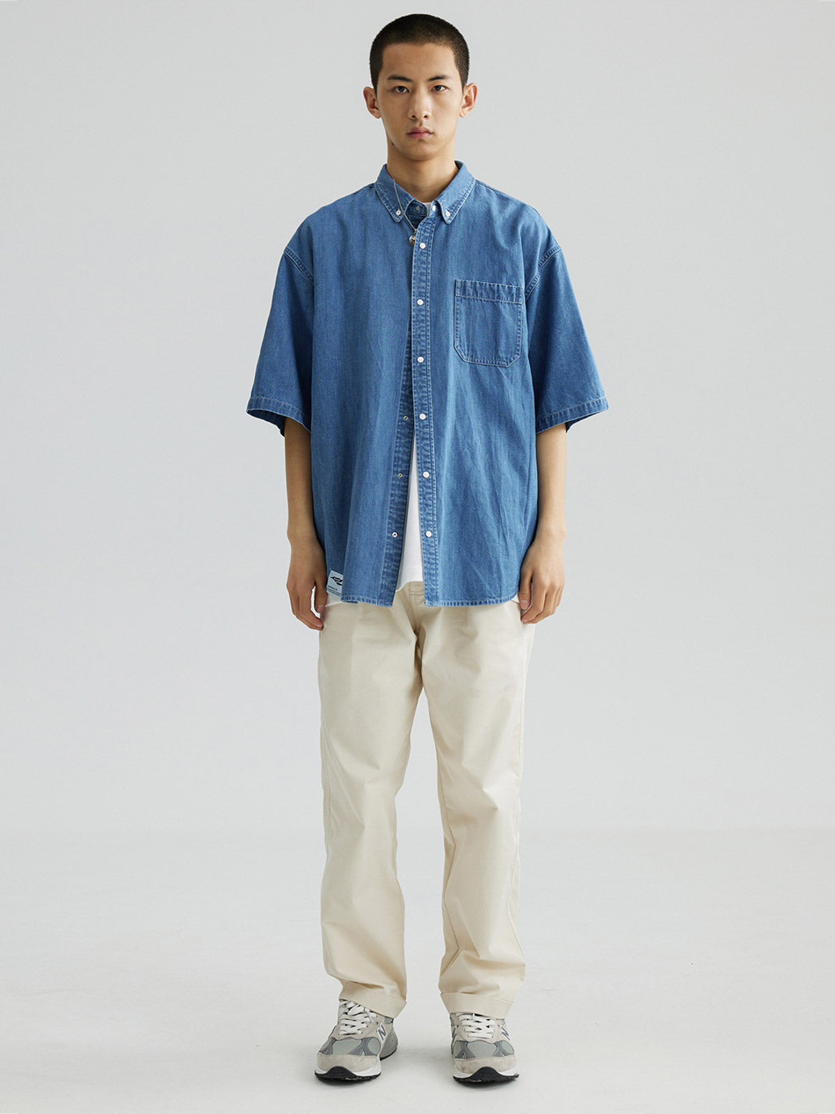 モデルが着用したヴィンテージ速乾テンセルデニム半袖シャツ