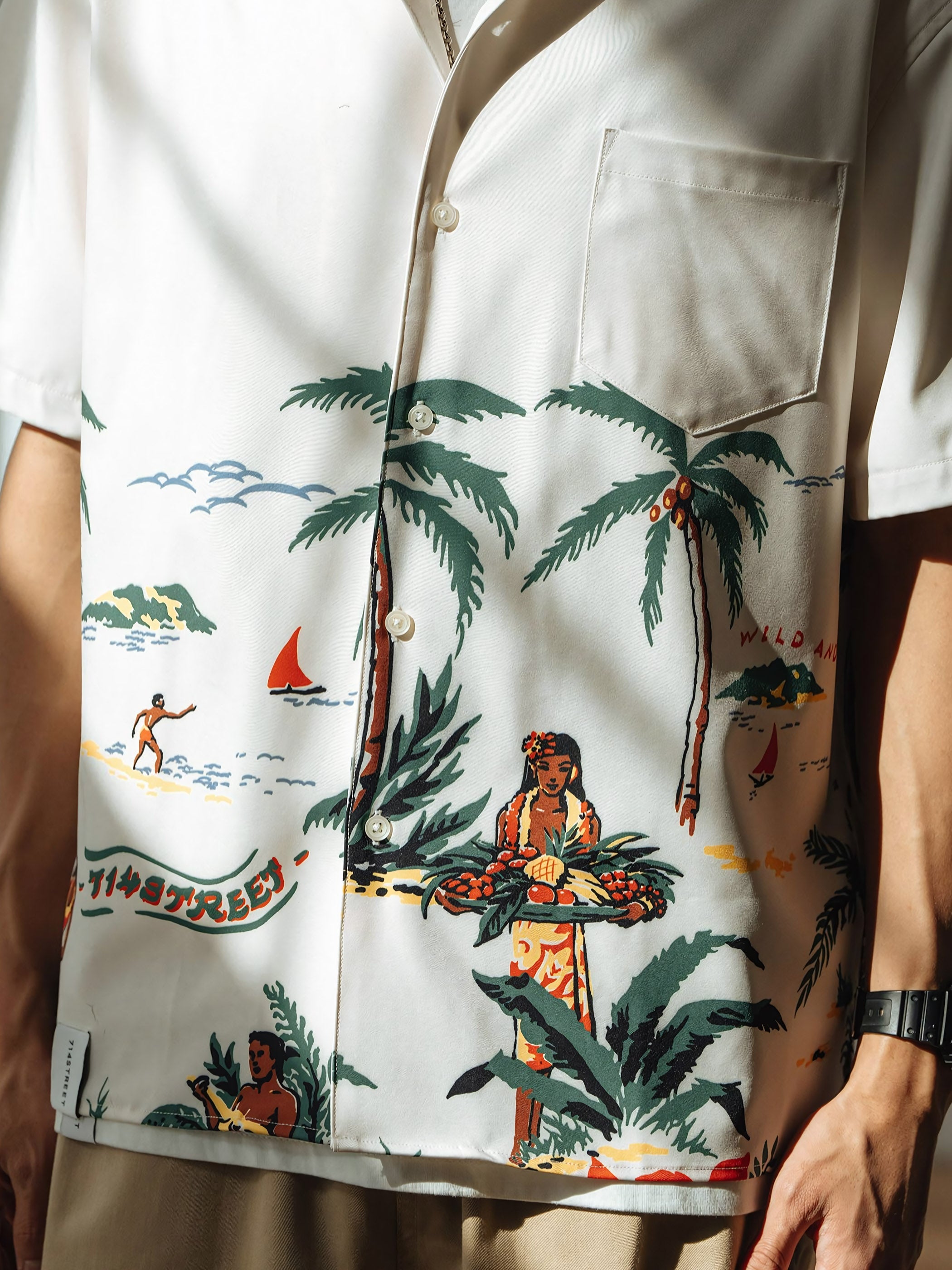 伝統的なデザインのアロハシャツが登場。アイボリーベースにビーチとヤシの木のレトロなハワイ風景をデジタルプリント。快適なポリエステル素材で夏に最適。今すぐ購入!