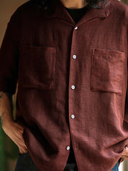 シャツの独特なメッシュ模様とウォッシュ加工、胸のポケットと裾のまっすぐなライン、背中のフリル装飾の詳細