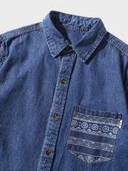 民族風ポケットの詳細と琥珀色のボタンをクローズアップ。シャツに特別な雰囲気と洗練された印象を与えるディテールが見て取れます。