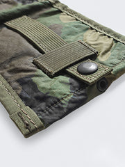 ナイロン製小物入れポーチの内部仕切り、立体的な形状と防水性を示すクローズアップ