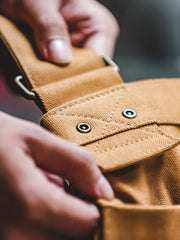 バッグの耐久性に優れたコットンキャンバス生地と英字デザインのクローズアップ、単色の背面でスタイルに柔軟性を提供