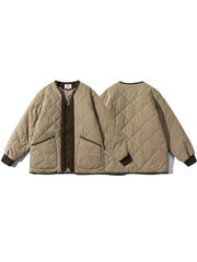 製品画像:クラシックなVネックデザインのキルティングチェック柄中綿ジャケット、100%ナイロン素材で防風性と耐裂性に優れた実用的なデザイン。秋冬に最適なシンプルで深みのあるスタイル。
詳細画像:精緻なチェック柄キルティング加工のディテール、耐久性と保温性を高める素材選び。中綿使用で軽量ながら適度な保温性を提供。