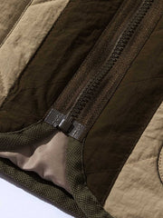 製品画像:クラシックなVネックデザインのキルティングチェック柄中綿ジャケット、100%ナイロン素材で防風性と耐裂性に優れた実用的なデザイン。秋冬に最適なシンプルで深みのあるスタイル。
詳細画像:精緻なチェック柄キルティング加工のディテール、耐久性と保温性を高める素材選び。中綿使用で軽量ながら適度な保温性を提供。