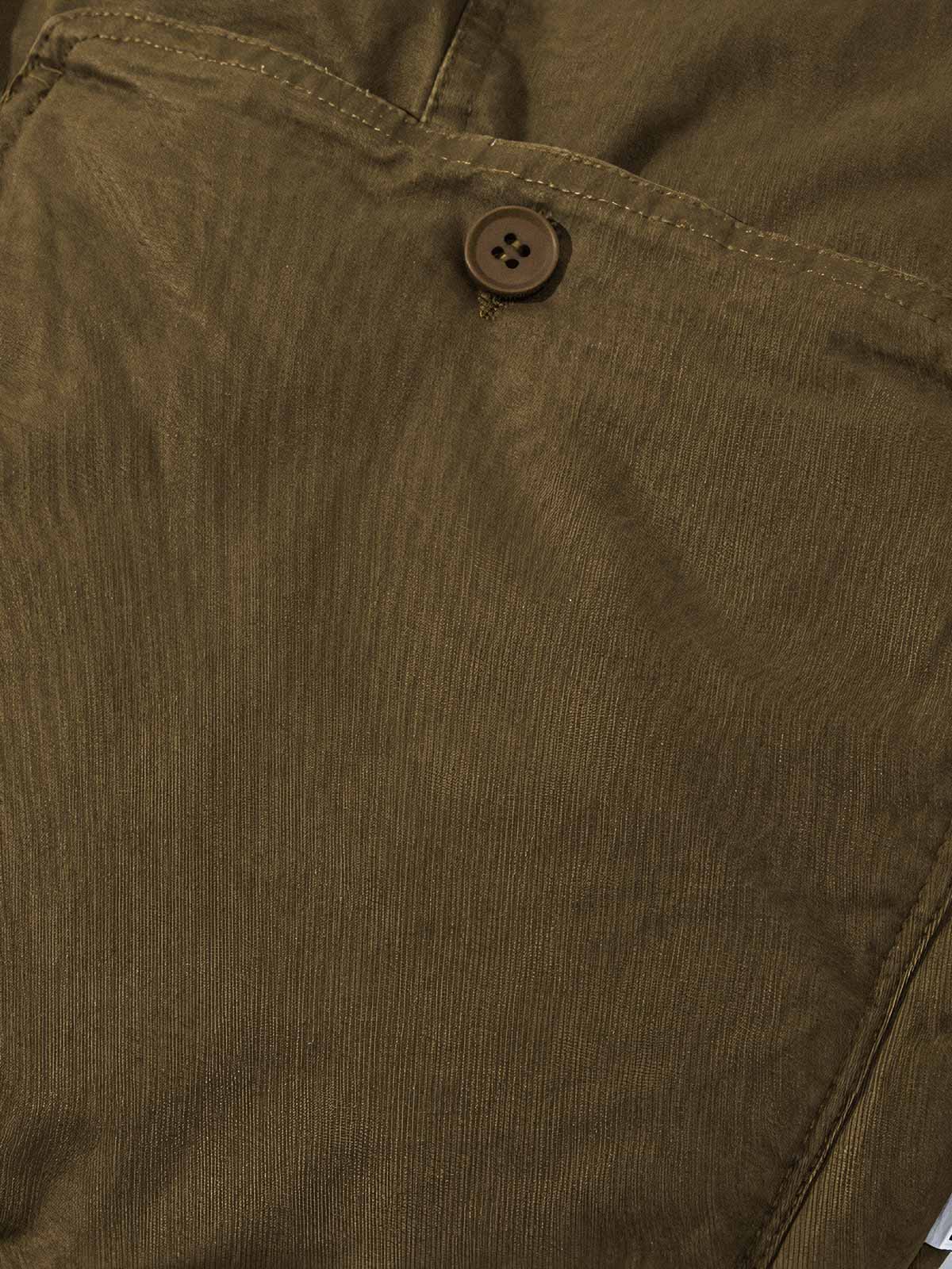 製品画像: オープンカラー ワークスタイル 中綿ジャケットのブラック、グレー、ブラウンの3色全体展示。ウォッシュド加工が施され、クラシックな開襟デザインと実用的なワークスタイルが融合したデザイン。デニムやワークパンツとも相性の良い、秋冬に最適な中綿ジャケット。
詳細画像: オープンカラーの開襟デザインが特徴的なワークスタイルの中綿ジャケット。両サイドのポケットディテールやウォッシュド加工により、ナチュラルでレトロな質感が際立つ。高品質な100%コットン素材と中綿の保温性が寒い季節にもぴったり。