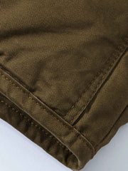 製品画像: オープンカラー ワークスタイル 中綿ジャケットのブラック、グレー、ブラウンの3色全体展示。ウォッシュド加工が施され、クラシックな開襟デザインと実用的なワークスタイルが融合したデザイン。デニムやワークパンツとも相性の良い、秋冬に最適な中綿ジャケット。
詳細画像: オープンカラーの開襟デザインが特徴的なワークスタイルの中綿ジャケット。両サイドのポケットディテールやウォッシュド加工により、ナチュラルでレトロな質感が際立つ。高品質な100%コットン素材と中綿の保温性が寒い季節にもぴったり。