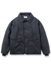 製品画像: オープンカラー ワークスタイル 中綿ジャケットのブラック、グレー、ブラウンの3色全体展示。ウォッシュド加工が施され、クラシックな開襟デザインと実用的なワークスタイルが融合したデザイン。デニムやワークパンツとも相性の良い、秋冬に最適な中綿ジャケット。
詳細画像: オープンカラーの開襟デザインが特徴的なワークスタイルの中綿ジャケット。両サイドのポケットディテールやウォッシュド加工により、ナチュラルでレトロな質感が際立つ。高品質な100%コットン素材と中綿の保温性が寒い季節にもぴったり。