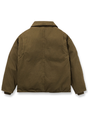 製品画像: オープンカラー ワークスタイル 中綿ジャケットのブラック、グレー、ブラウンの3色全体展示。ウォッシュド加工が施され、クラシックな開襟デザインと実用的なワークスタイルが融合したデザイン。デニムやワークパンツとも相性の良い、秋冬に最適な中綿ジャケット。
詳細画像: オープンカラーの開襟デザインが特徴的なワークスタイルの中綿ジャケット。両サイドのポケットディテールやウォッシュド加工により、ナチュラルでレトロな質感が際立つ。高品質な100%コットン素材と中綿の保温性が寒い季節にもぴったり。