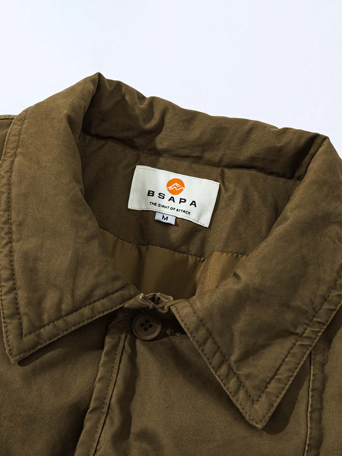 製品画像: オープンカラー ワークスタイル 中綿ジャケットのブラック、グレー、ブラウンの3色全体展示。ウォッシュド加工が施され、クラシックな開襟デザインと実用的なワークスタイルが融合したデザイン。デニムやワークパンツとも相性の良い、秋冬に最適な中綿ジャケット。
詳細画像: オープンカラーの開襟デザインが特徴的なワークスタイルの中綿ジャケット。両サイドのポケットディテールやウォッシュド加工により、ナチュラルでレトロな質感が際立つ。高品質な100%コットン素材と中綿の保温性が寒い季節にもぴったり。