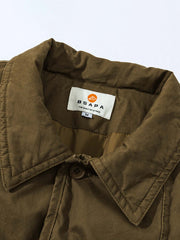 製品画像: オープンカラー ワークスタイル 中綿ジャケットのブラック、グレー、ブラウンの3色全体展示。ウォッシュド加工が施され、クラシックな開襟デザインと実用的なワークスタイルが融合したデザイン。デニムやワークパンツとも相性の良い、秋冬に最適な中綿ジャケット。
詳細画像: オープンカラーの開襟デザインが特徴的なワークスタイルの中綿ジャケット。両サイドのポケットディテールやウォッシュド加工により、ナチュラルでレトロな質感が際立つ。高品質な100%コットン素材と中綿の保温性が寒い季節にもぴったり。