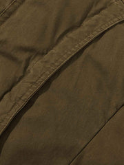 製品画像: オープンカラー ワークスタイル 中綿ジャケットのブラック、グレー、ブラウンの3色全体展示。ウォッシュド加工が施され、クラシックな開襟デザインと実用的なワークスタイルが融合したデザイン。デニムやワークパンツとも相性の良い、秋冬に最適な中綿ジャケット。
詳細画像: オープンカラーの開襟デザインが特徴的なワークスタイルの中綿ジャケット。両サイドのポケットディテールやウォッシュド加工により、ナチュラルでレトロな質感が際立つ。高品質な100%コットン素材と中綿の保温性が寒い季節にもぴったり。